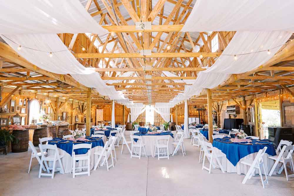 Tennessee Barn venue wedding tables